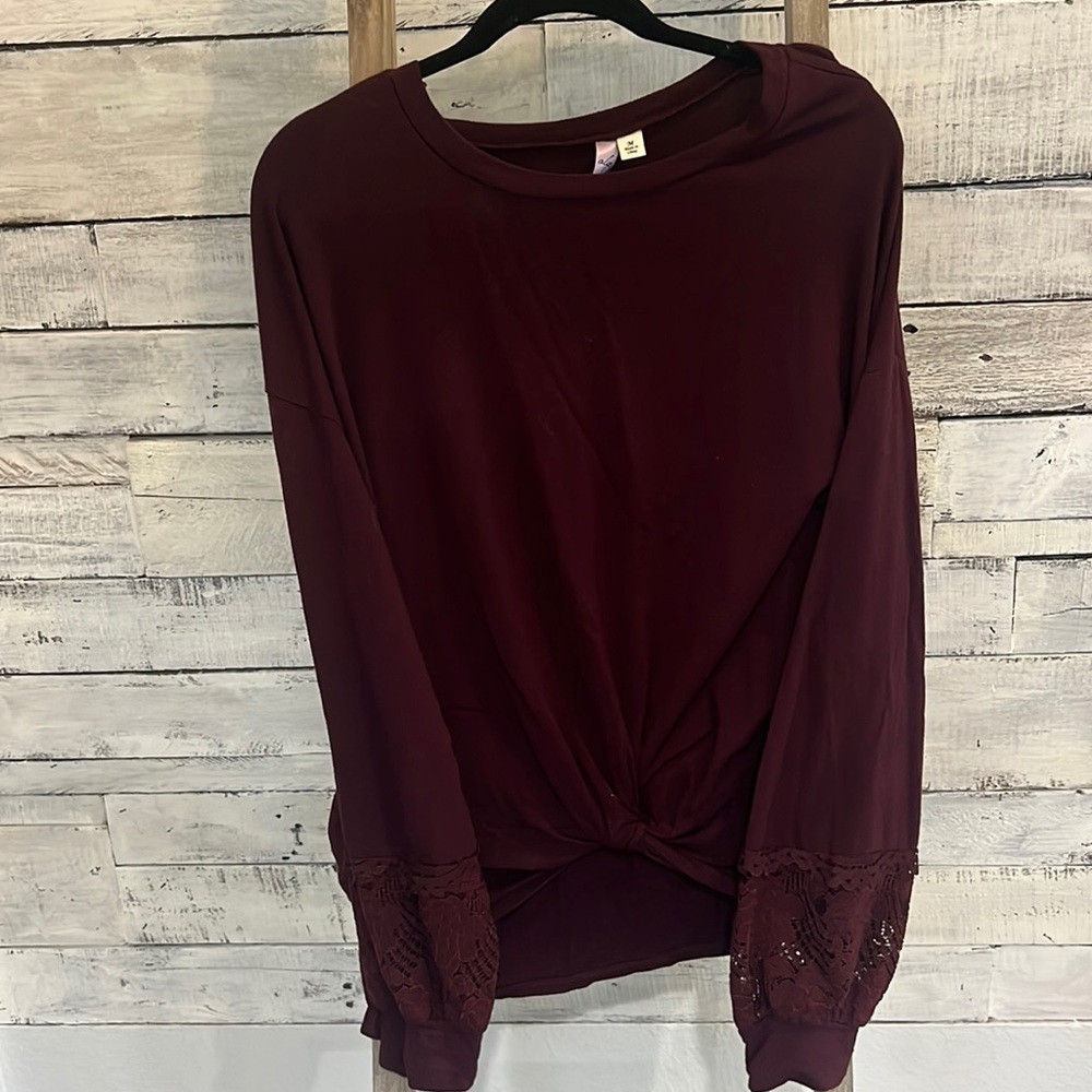Cute Long Sleeve Shirt. Twist Front with Lace Sleeves.